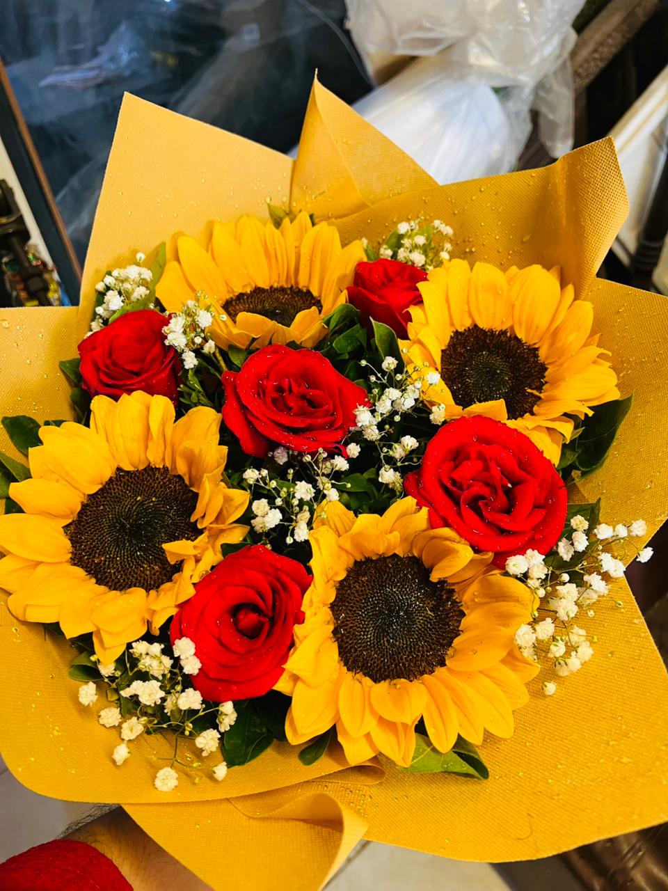 Premium Flowers Delivery in Karachi with Same-Day & Midnight Surprise Services